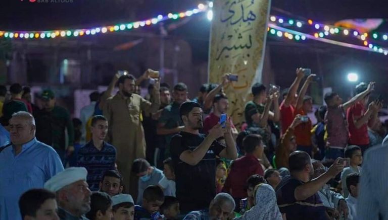 جمع من المحتفلين بالمولد النبوي عند مسجد النوري في مدينة الموصل