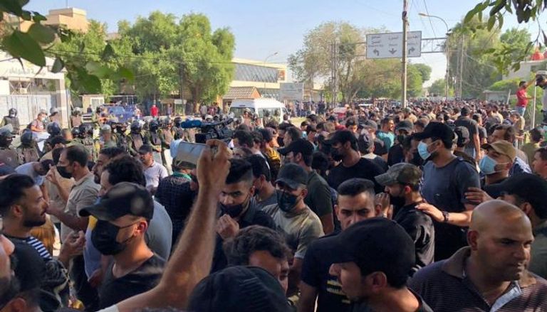أنصار أحزاب خاسرة أمام مداخل المنطقة الخضراء وسط بغداد