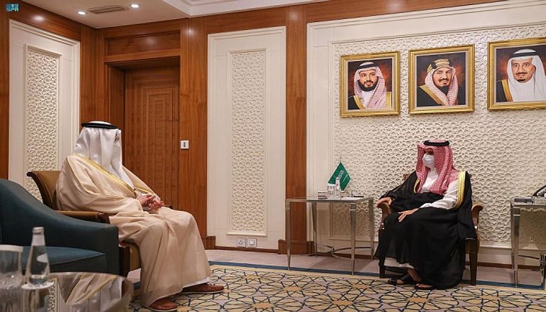 وزير الخارجية السعودي يتسلم رسالة خطية من العاهل البحريني