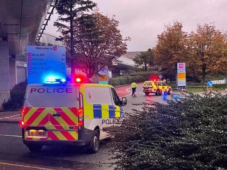 الشرطة البريطانية تفرض طوقا أمنيا حول مطار مانشستر 