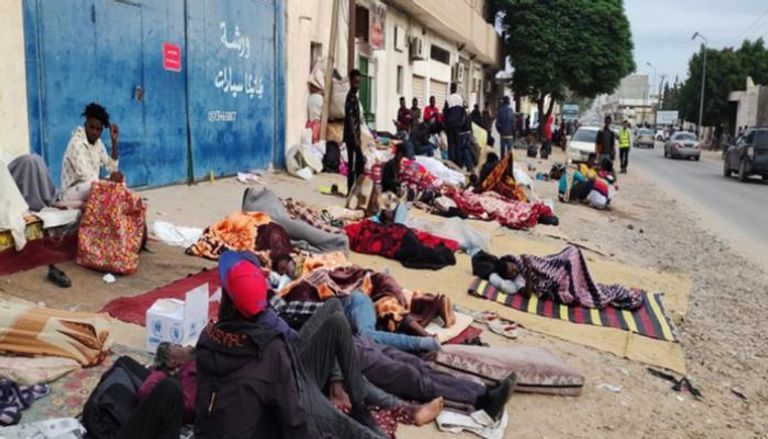 مهاجرون أمام مفوضية اللاجئين في ليبيا