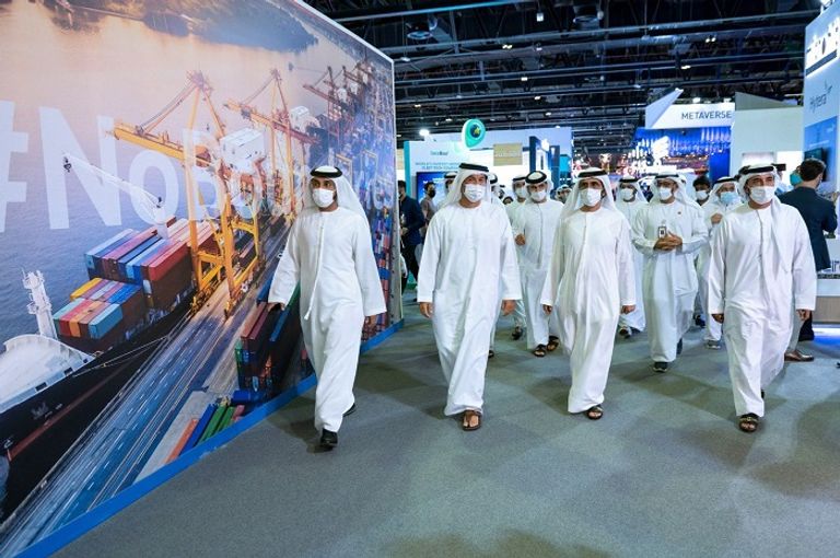 محمد بن راشد خلال زيارته معرض جيتكس