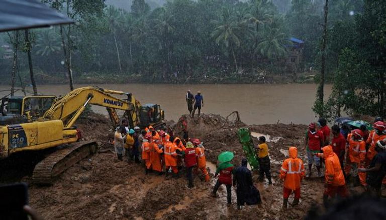 البحث عن مفقوين جراء فيضانات الهند 