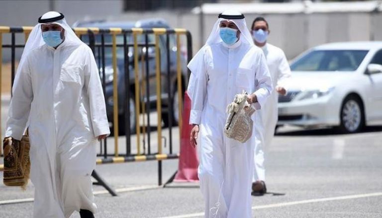 مصلون يرتدون كمامات للوقاية من كورونا في السعودية