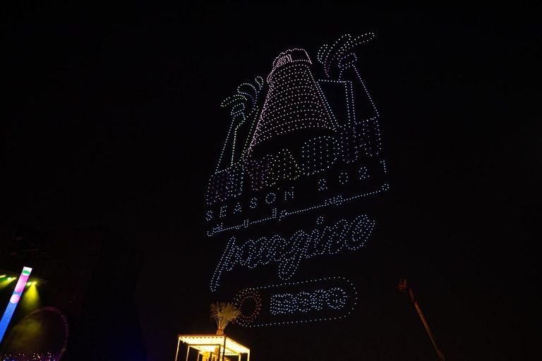 الطائرات من دون طيار (الدرون) ترسم لوحة لموسم الرياض في سماء فعالية موسم الرياض 2021 الكبرى لوحة للملك سلمان بن عبد العزيز في موسم الرياض رسمتها طائرات الدرون