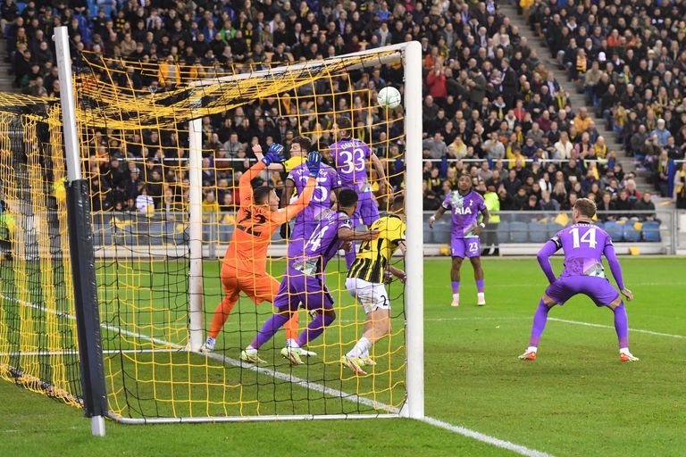 توتنهام يسقط في دوري المؤتمر الأوروبي جوزيه مورينيو مدرب روما