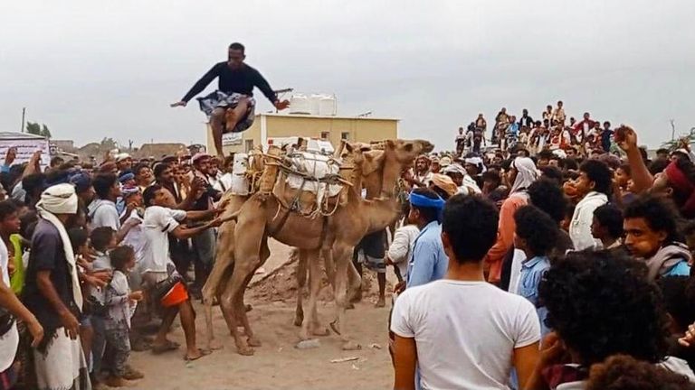 القفز على الجمال من الألعاب التهامية التراثية باليمن