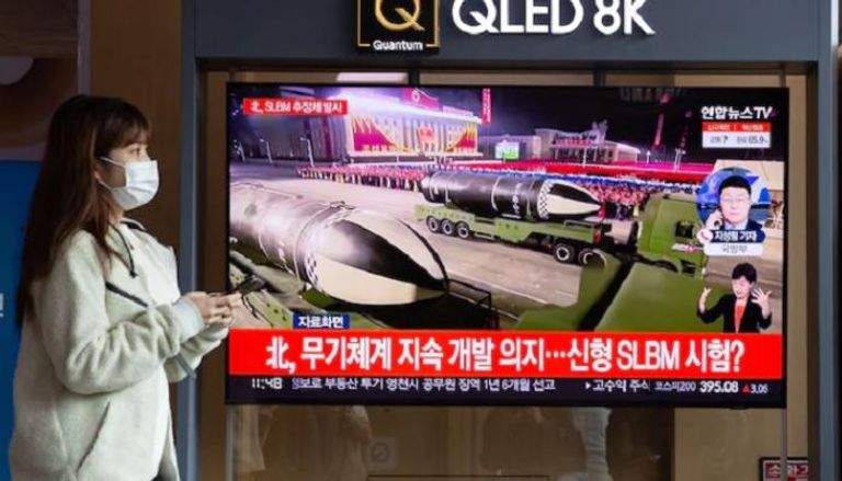 سيدة أمام شاشة تلفاز تعرض برنامج يتحدث عن صاروخ كوريا الشمالية - واشنطن بوست