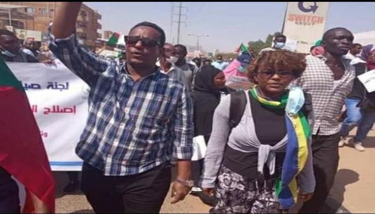 وزير النقل السوداني ميرغني موسى وسط المحتجين