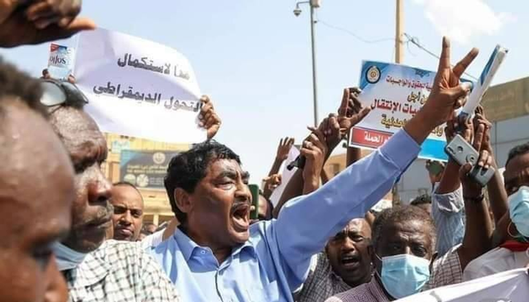 وزير الصناعة وزير النقل السوداني ميرغني موسى وسط المحتجين