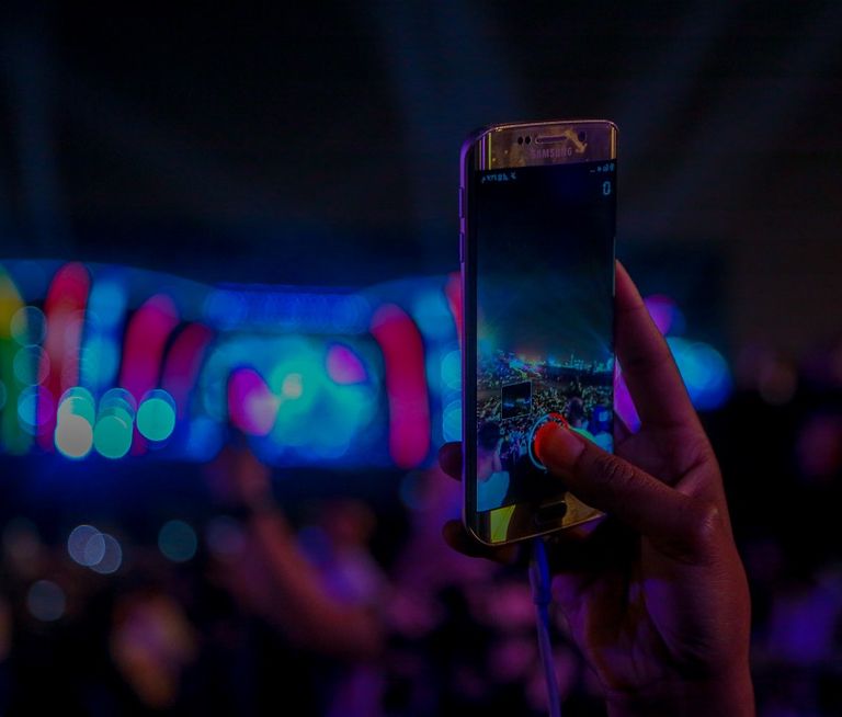 أحد الجماهير يلتقط فيديو لحفل افتتاح موسم الرياض 2021 حفل افتتاح موسم الرياض 2021