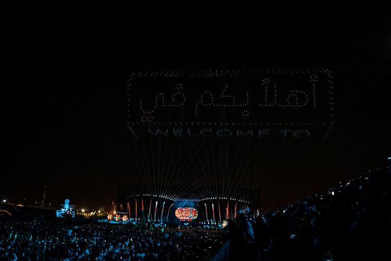 الطائرات من دون طيار (الدرون) ترسم لوحة في سماء الفعالية الكبرى موسم الرياض 2021 لرسالة ترحيب حفل افتتاح موسم الرياض 2021
