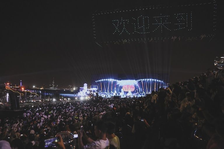 الطائرات من دون طيار (الدرون) ترسم لوحة في سماء الفعالية الكبرى موسم الرياض 2021 لرسالة ترحيب حفل افتتاح موسم الرياض 2021