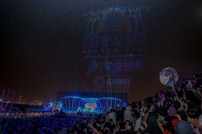 الطائرات من دون طيار (الدرون) ترسم لوحة في سماء الفعالية الكبرى موسم الرياض 2021 لشعار موسم الرياض حفل افتتاح موسم الرياض 2021