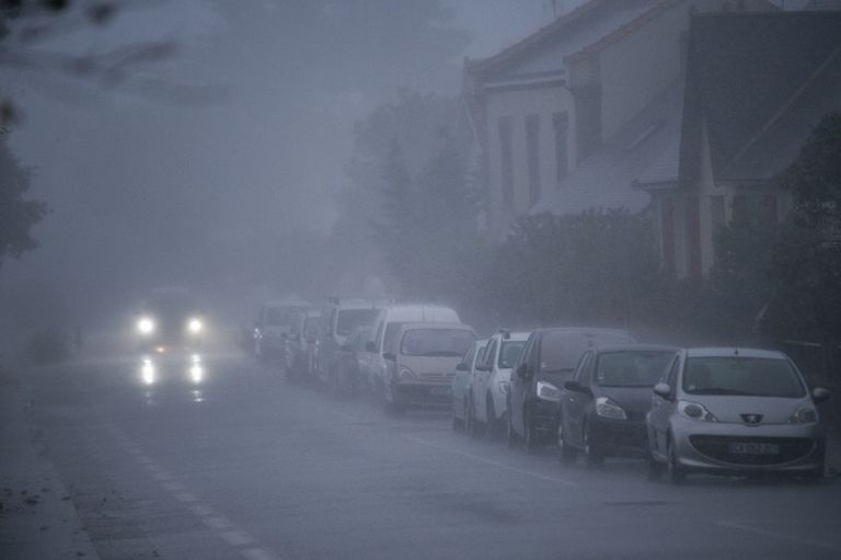 العاصفة "أورور" تجتاز شمال غرب فرنسا - رويترز