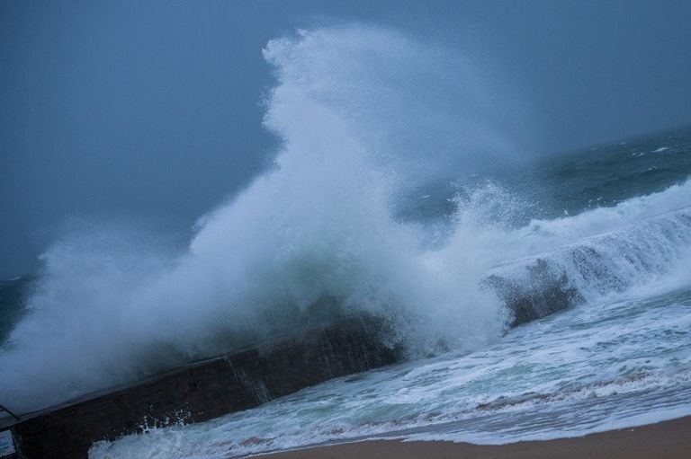 العاصفة "أورور" تجتاز شمال غرب فرنسا - رويترز