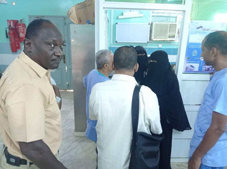 مسؤولون بإحدى مديريات الصحة في عدن