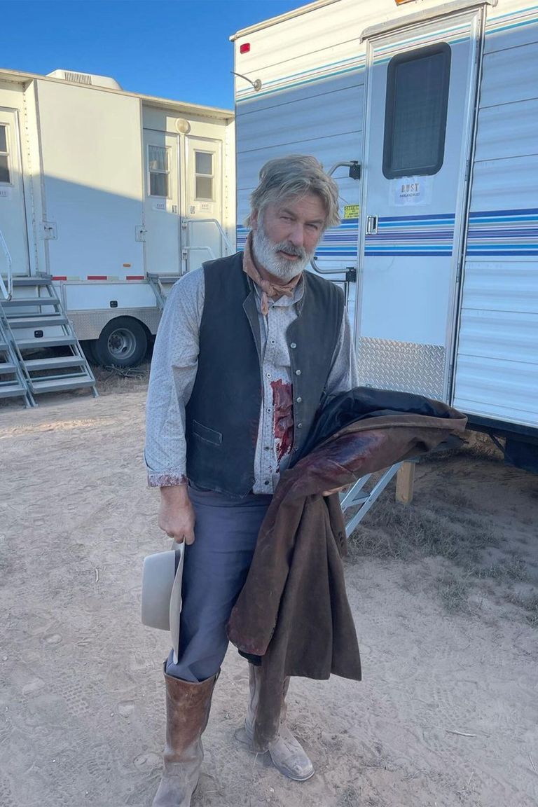 أليك بالدوين في موقع التصوير الممثل الأمريكي أليك بالدوين ومديرة التصوير القتيلة والمخرج المصاب