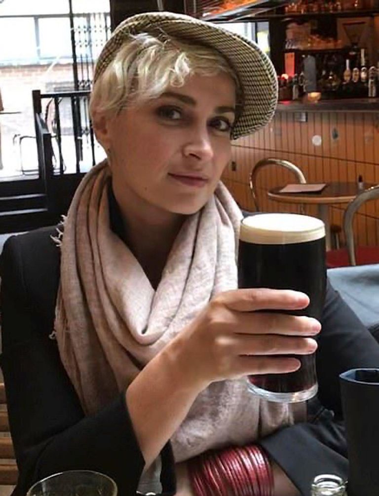 مديرة التصوير القتيلة الممثل الأمريكي أليك بالدوين ومديرة التصوير القتيلة والمخرج المصاب