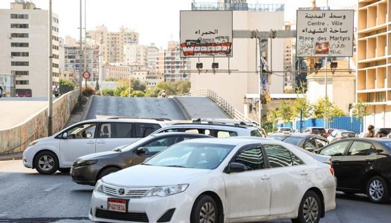 سيارات الأجرة تغلق طريقا خلال احتجاج على تصاعد أسعار البنزين في بيروت- رويترز