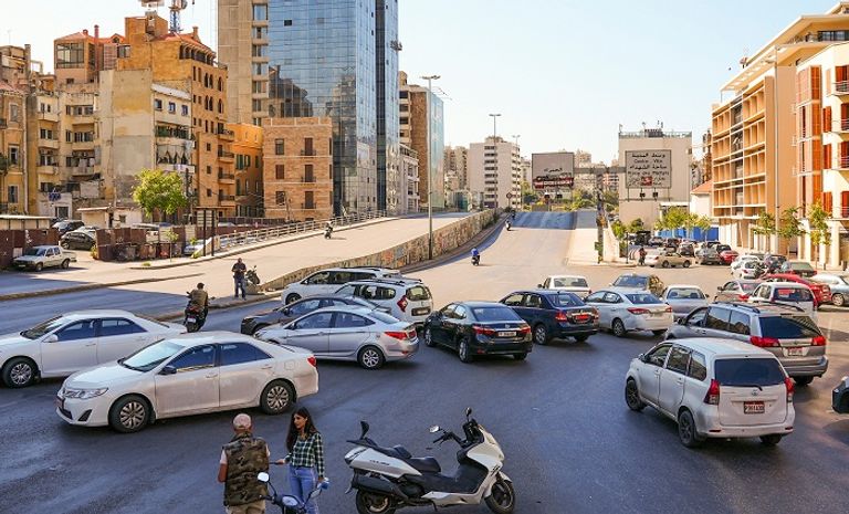 سيارات الأجرة تغلق طريقا خلال احتجاج على تصاعد أسعار البنزين في بيروت- رويترز سيارات الأجرة تغلق طريقا خلال احتجاج على تصاعد أسعار البنزين في بيروت- رويترز