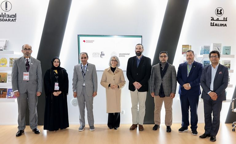 لحظة توقيع الاتفاقية بين الجامعة الألمانية ومركز أبوظبي للغة العربية