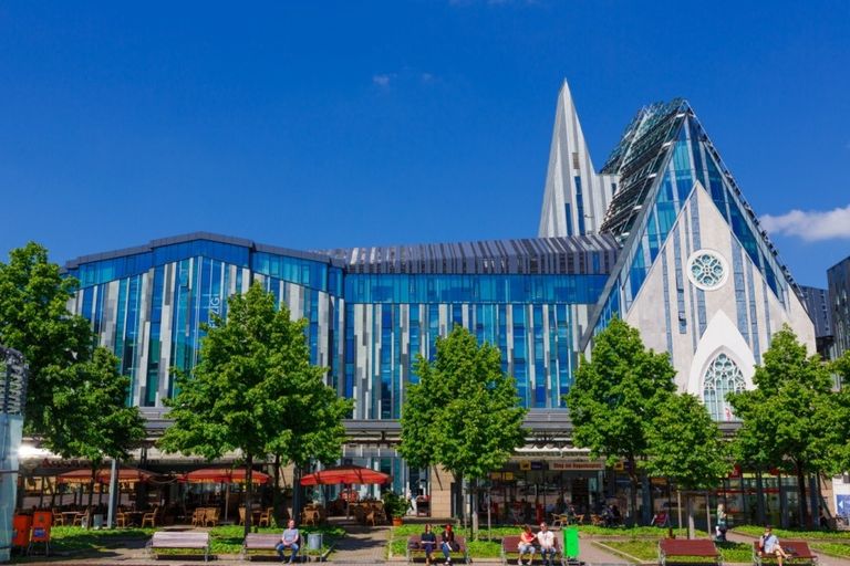 لحظة توقيع الاتفاقية بين الجامعة الألمانية ومركز أبوظبي للغة العربية