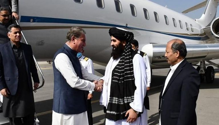 وزير الخارجية الباكستاني شاه محمود قريشي عقب وصوله لمطار كابول-أرشيفية