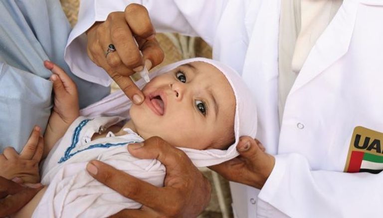 طفل باكستاني يتلقى جرعة تطعيم ضد شلل الأطفال