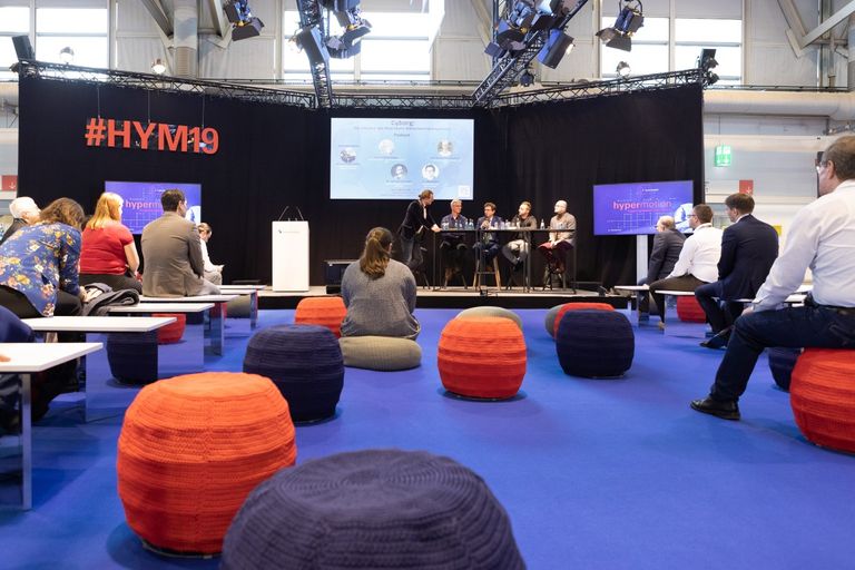 الإمارات في صدارة اعتماد المركبات الكهربائية