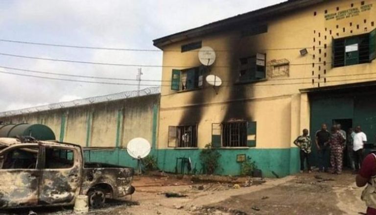 آثار هجوم سابق على أحد السجون في نيجيريا