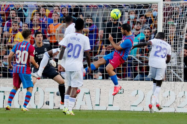 من كلاسيكو برشلونة ضد ريال مدريد في الدوري الإسباني كومان وأنشيلوتي في كلاسيكو برشلونة وريال مدريد