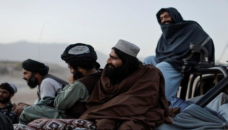 عناصر من حركة طالبان الأفغانية  على حافلة