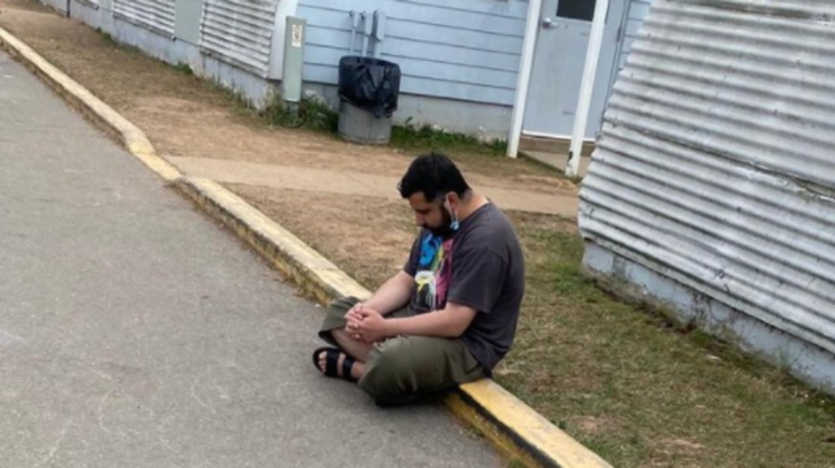 العلم الأفغاني داخل أحد المقار العسكرية