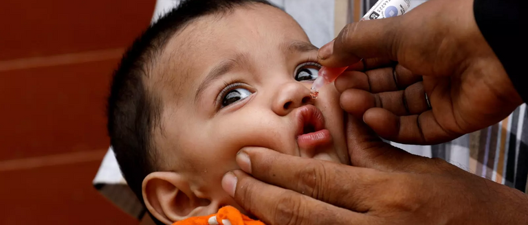 تلقيح أحد الأشخاص خلال جائحة كورونا