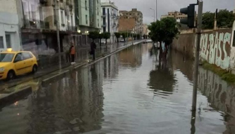أمطار غزيرة تغرق شوارع تونس