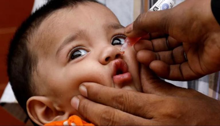 طفل يحصل على لقاح شلل الأطفال
