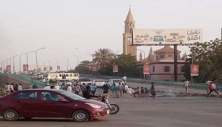 معتصمون سودانيون يغلقون جسر المك نمر 