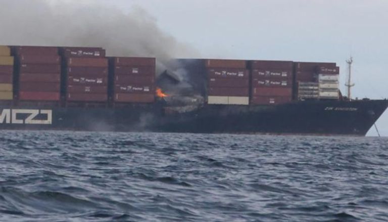 حريق في سفينة حاويات