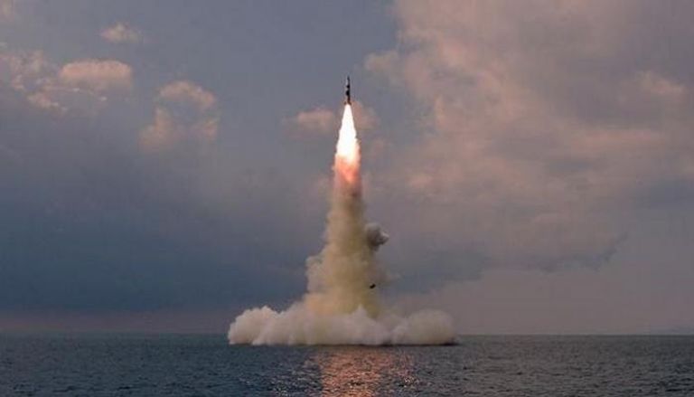 جانب من عملية إطلاق كوريا الشمالية لصاروخ جديد من غواصة- رويترز