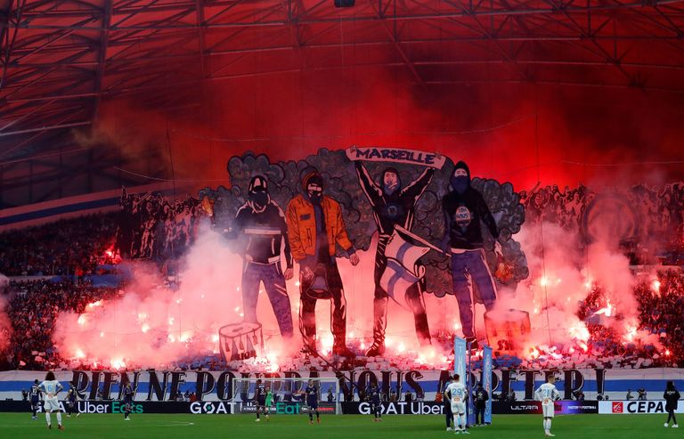 المشجع يقترب من ليونيل ميسي