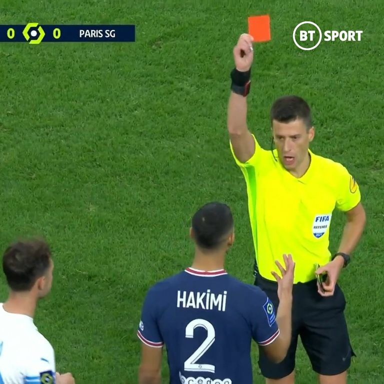 المشجع يقترب من ليونيل ميسي