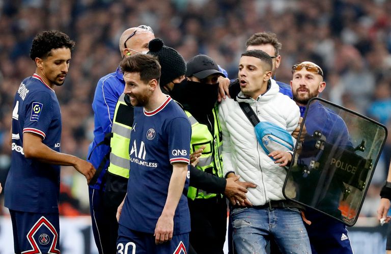 المشجع يقترب من ليونيل ميسي