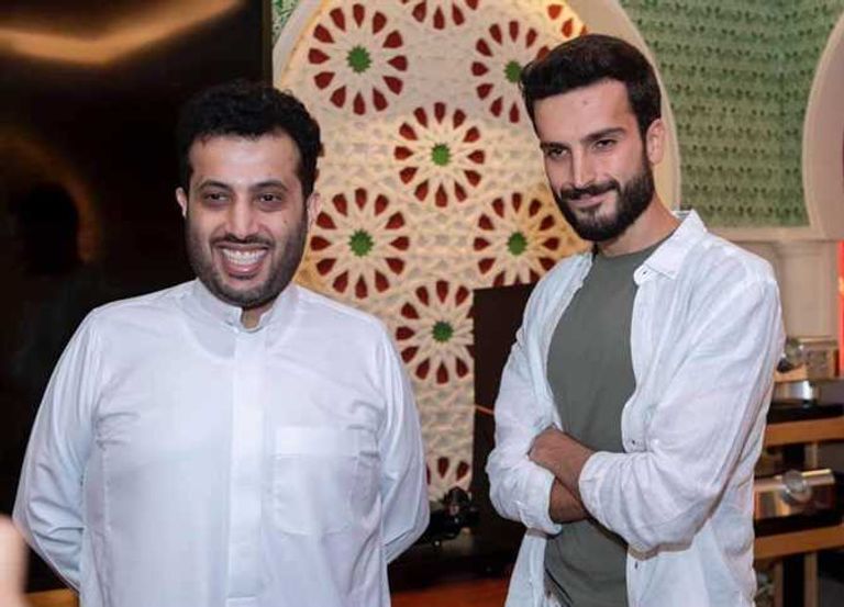 المستشار تركي آل الشيخ مع عدد من الفنانين