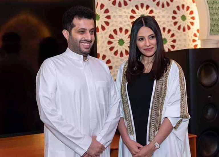 المستشار تركي آل الشيخ مع عدد من الفنانين