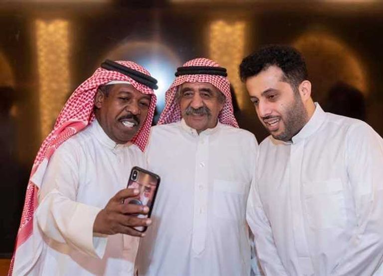 المستشار تركي آل الشيخ مع عدد من الفنانين