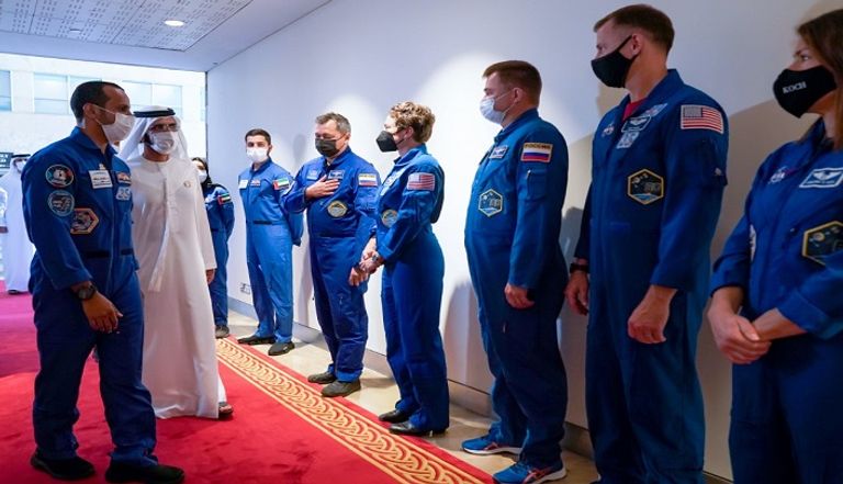 الشيخ محمد بن راشد آل مكتوم أثناء زيارته لمعرض ومؤتمر الفضاء الدولي