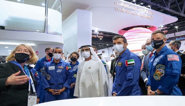 الشيخ محمد بن راشد آل مكتوم أثناء زيارته لمعرض ومؤتمر الفضاء الدولي