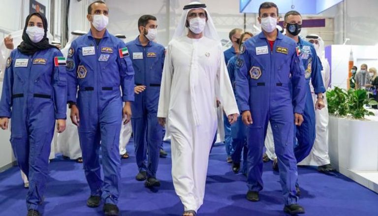 الشيخ محمد بن راشد آل مكتوم رفقة عدد من رواد الفضاء الإماراتيين