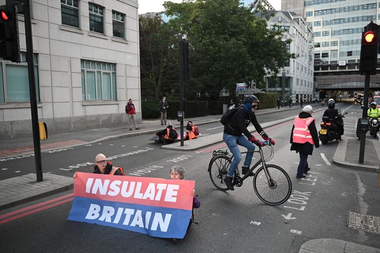 نشطاء المناخ يغلقون الطريق في بريطانيا